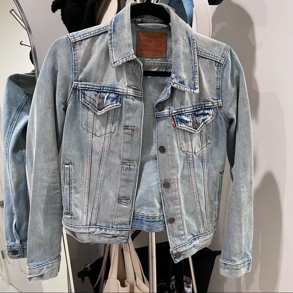Levi’s Slim Fit Light Wash Denim Jacket LIKE NEW - Picture 2 of 2